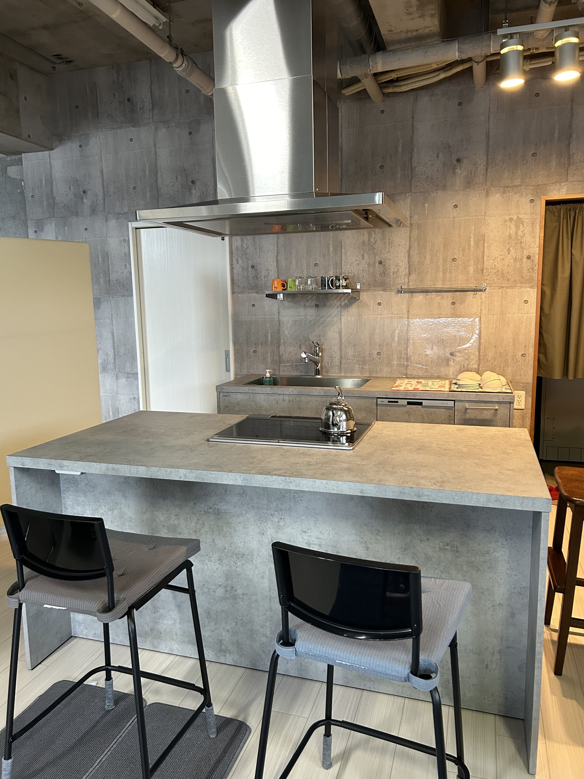 倉庫からお洒落なテナントへ - 快適リフォーム 広島｜建匠テック